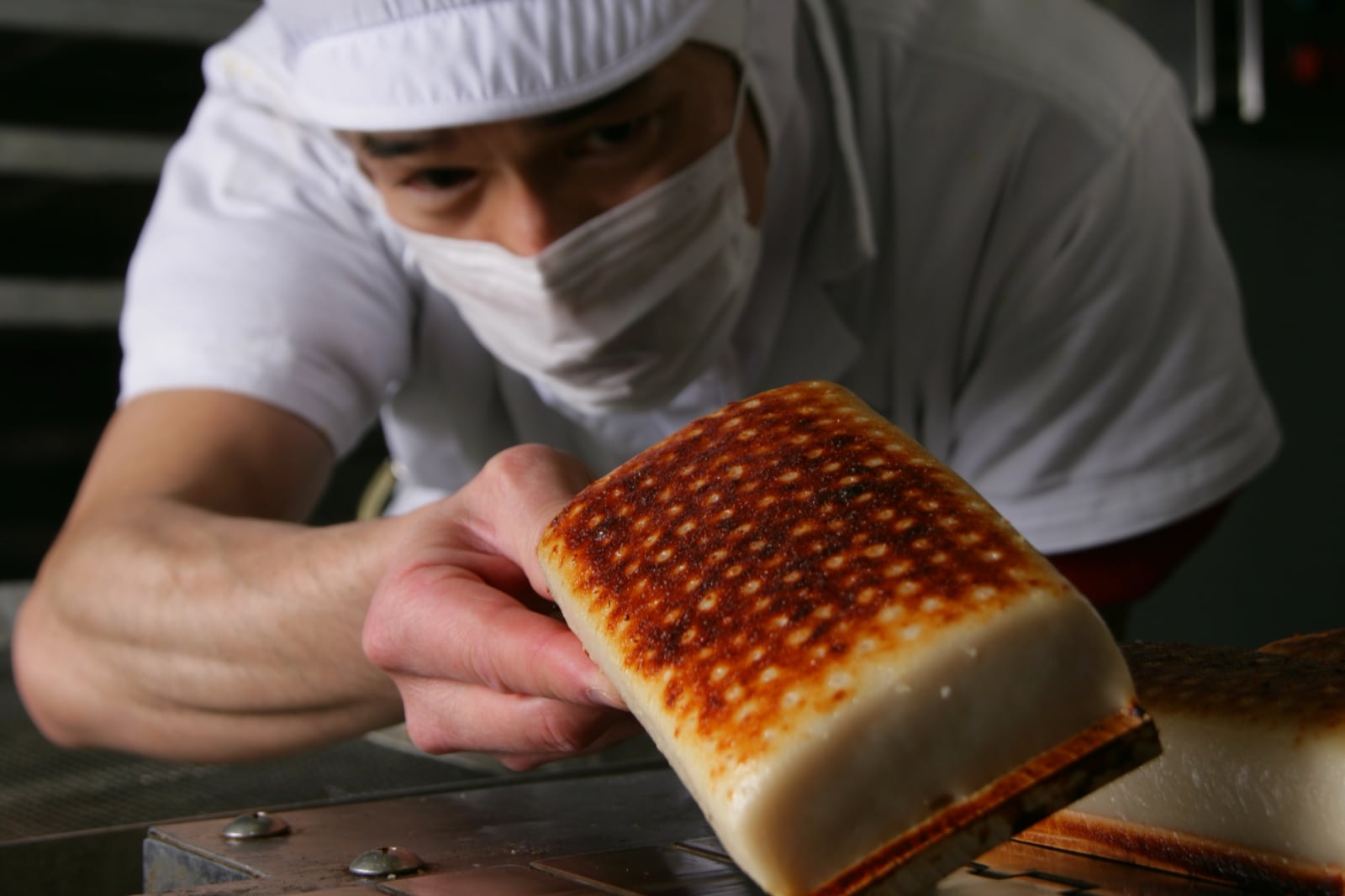 焼き上がりを見つめる職人